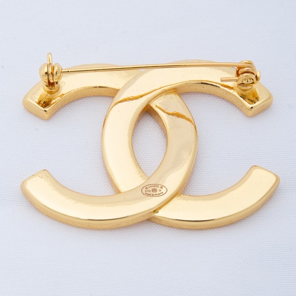 CHANEL CLASSIC GOLD CC ENGRAVED BROOCH (2020) - Picture 4 of 5